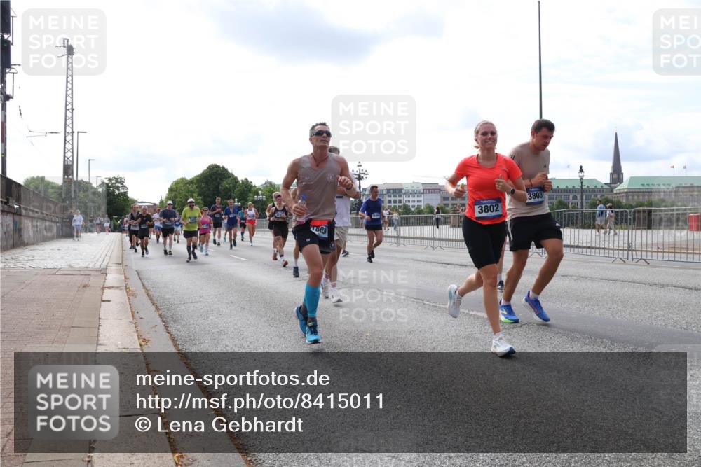 29.06.2025 - hella hamburg halbmarathon Lena Gebhardt http://msf.ph/oto/8415011 29.06.2025 10:17:30 Lombardsbrücke 176, 803, 3802, 3803, 1015, 1083, 1137, 1204, 1274, 1298, 1348, 1356, 1458, 1477, 1749, 1795, 2094, 2259, 2305, 2548, 2860, 2908, 3210, 3292, 3464, 3466, 3622, 3802, 3803, 4194, 4218, 4852, 5002, 5023, 5390, 5929, 5930, 5995, 6126, 6128, 6254, 6336, 6352, 6520, 6522, 6786, 7011, 7258, 7291, 7410, 7413, 7445, 7566, 7647, 7844, 7945, 8144, 8210, 8253, 8309, 8351, 8433, 8558, 8895, 8983, 9152, 9259, 9400, 9848 meine-sportfotos.de