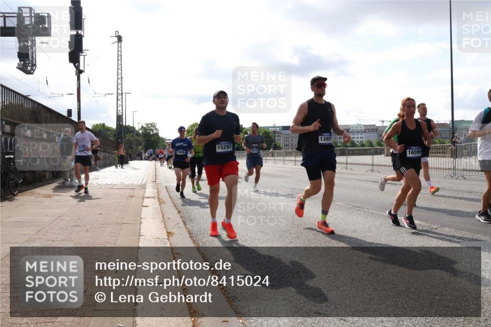 29.06.2025 - hella hamburg halbmarathon Lena Gebhardt http://msf.ph/oto/8415024 29.06.2025 09:50:49 Lombardsbrücke 15420, 5506, 15297, 8574, 13897, 16599, 1209, 1256, 1358, 1441, 1677, 1688, 1697, 1700, 1882, 1962, 2546, 2568, 2579, 2675, 2719, 2826, 3056, 3626, 3947, 4205, 4229, 4380, 4398, 4893, 5026, 5087, 5387, 5472, 5506, 5508, 5745, 5752, 5791, 5803, 5916, 6080, 6429, 6458, 6529, 6639, 6649, 6686, 6687, 7026, 7110, 7116, 7284, 7635, 8091, 8122, 8450, 8574, 8958, 8966, 9017, 9116, 9365, 9380, 9833, 10064, 10193, 10218, 10415, 10469, 10783, 10922, 11281, 11284, 11305, 11379 meine-sportfotos.de