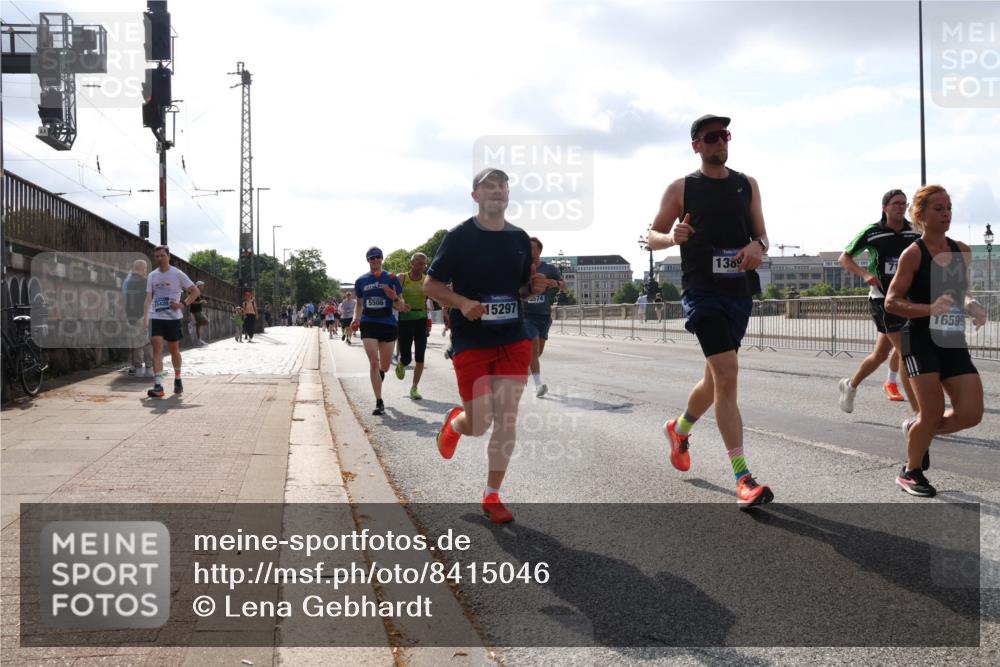 29.06.2025 - hella hamburg halbmarathon Lena Gebhardt http://msf.ph/oto/8415046 29.06.2025 09:50:49 Lombardsbrücke 15420, 5506, 574, 15297, 1389, 16599, 1209, 1256, 1358, 1441, 1677, 1688, 1697, 1700, 1882, 1962, 2546, 2568, 2579, 2675, 2719, 2826, 3056, 3626, 3947, 4205, 4229, 4380, 4398, 4893, 5026, 5087, 5387, 5472, 5506, 5508, 5745, 5752, 5791, 5803, 5916, 6080, 6429, 6458, 6529, 6639, 6649, 6686, 6687, 7026, 7110, 7116, 7284, 7635, 8091, 8122, 8450, 8574, 8958, 8966, 9017, 9116, 9365, 9380, 9833, 10064, 10193, 10218, 10415, 10469, 10783, 10922, 11281, 11284, 11305, 11379 meine-sportfotos.de