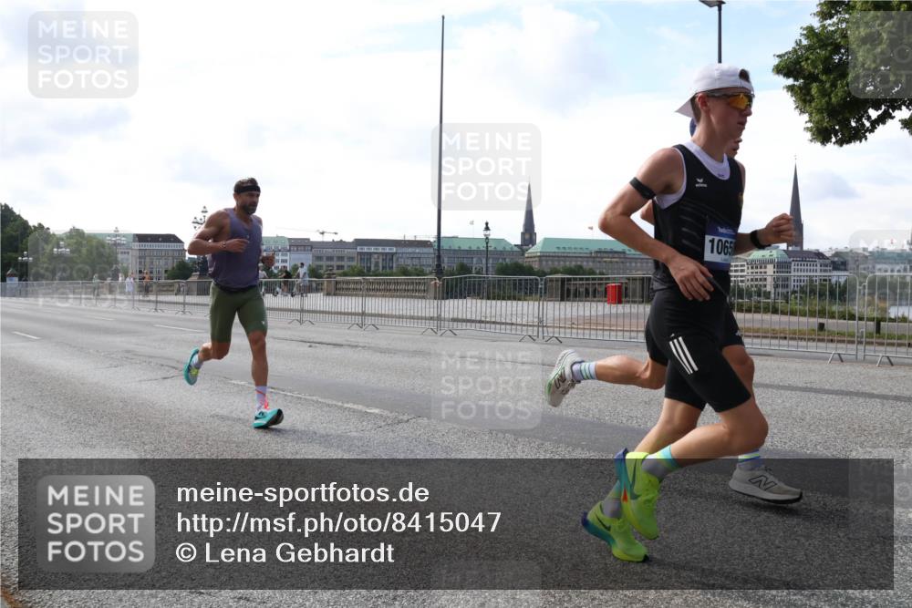 29.06.2025 - hella hamburg halbmarathon Lena Gebhardt http://msf.ph/oto/8415047 29.06.2025 09:40:08 Lombardsbrücke 1065, 34, 35, 51, 52, 53, 54, 2144, 2659, 3720, 6380, 6530, 9255, 10650, 11342, 11678, 12678, 14717, 14933, 15495, 16120, 16245, 17402, 19075, 19108 meine-sportfotos.de