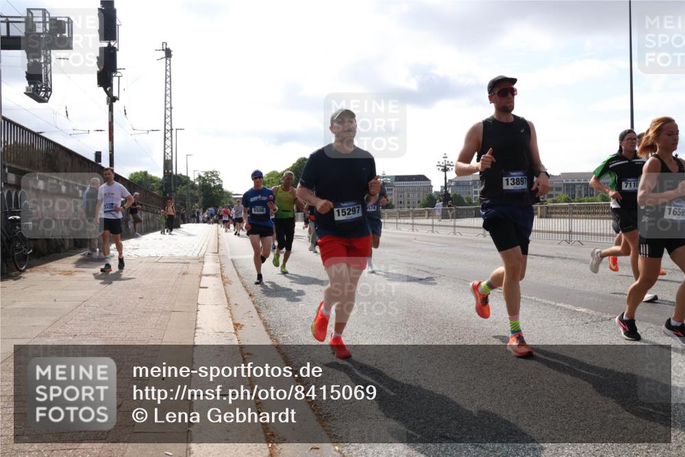 29.06.2025 - hella hamburg halbmarathon Lena Gebhardt http://msf.ph/oto/8415069 29.06.2025 09:50:49 Lombardsbrücke 15420, 5506, 15297, 574, 13897, 7110, 16599, 1209, 1256, 1358, 1441, 1677, 1688, 1697, 1700, 1882, 1962, 2546, 2568, 2579, 2675, 2719, 2826, 3056, 3626, 3947, 4205, 4229, 4380, 4398, 4893, 5026, 5087, 5387, 5472, 5506, 5508, 5745, 5752, 5791, 5803, 5916, 6080, 6429, 6458, 6529, 6639, 6649, 6686, 6687, 7026, 7110, 7116, 7284, 7635, 8091, 8122, 8450, 8574, 8958, 8966, 9017, 9116, 9365, 9380, 9833, 10064, 10193, 10218, 10415, 10469, 10783, 10922, 11281, 11284, 11305, 11379 meine-sportfotos.de