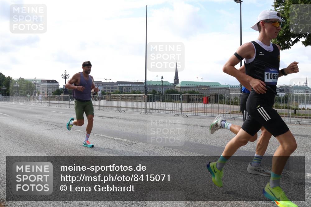 29.06.2025 - hella hamburg halbmarathon Lena Gebhardt http://msf.ph/oto/8415071 29.06.2025 09:40:08 Lombardsbrücke 1065, 34, 35, 51, 52, 53, 54, 2144, 2659, 3720, 6380, 6530, 9255, 10650, 11342, 11678, 12678, 14717, 14933, 15495, 16120, 16245, 17402, 19075, 19108 meine-sportfotos.de