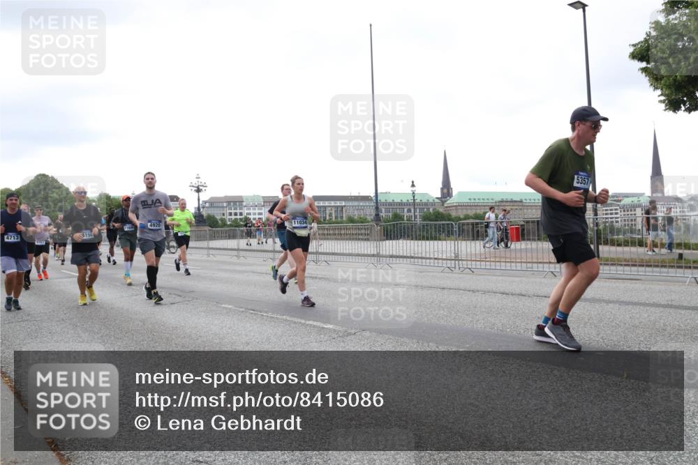 29.06.2025 - hella hamburg halbmarathon Lena Gebhardt http://msf.ph/oto/8415086 29.06.2025 10:51:29 Lombardsbrücke 4713, 11609, 4156, 9763, 4920, 11034, 5357, 1203, 1404, 1478, 1617, 1997, 2202, 2308, 2380, 2484, 2485, 2593, 2736, 2778, 3240, 3934, 3991, 4156, 4652, 4713, 4748, 4808, 4878, 4920, 5286, 5289, 5291, 5357, 5394, 5530, 5716, 5717, 6007, 6091, 6885, 6945, 6947, 6954, 6961, 7012, 7769, 7770, 7771, 7841, 7871, 7992, 8040, 8125, 8399, 8410, 8672, 9166, 9167, 9340, 9462, 9582, 9583, 9763, 10496, 10521, 10830, 11034, 11052, 11252, 11268, 11575, 11875 meine-sportfotos.de