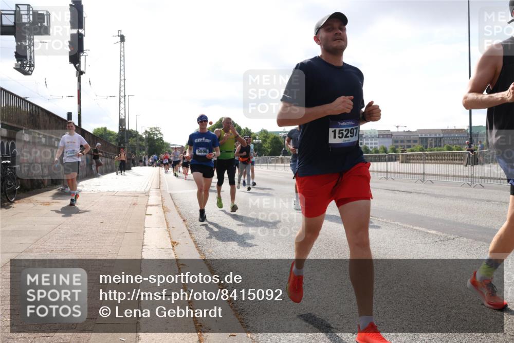 29.06.2025 - hella hamburg halbmarathon Lena Gebhardt http://msf.ph/oto/8415092 29.06.2025 09:50:49 Lombardsbrücke 15420, 5506, 15297, 1209, 1256, 1358, 1441, 1677, 1688, 1697, 1700, 1882, 1962, 2546, 2568, 2579, 2675, 2719, 2826, 3056, 3626, 3947, 4205, 4229, 4380, 4398, 4893, 5026, 5087, 5387, 5472, 5506, 5508, 5745, 5752, 5791, 5803, 5916, 6080, 6429, 6458, 6529, 6639, 6649, 6686, 6687, 7026, 7110, 7116, 7284, 7635, 8091, 8122, 8450, 8574, 8958, 8966, 9017, 9116, 9365, 9380, 9833, 10064, 10193, 10218, 10415, 10469, 10783, 10922, 11281, 11284, 11305, 11379 meine-sportfotos.de