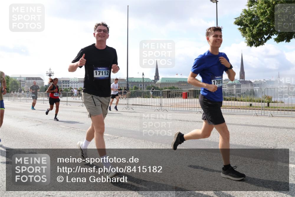 29.06.2025 - hella hamburg halbmarathon Lena Gebhardt http://msf.ph/oto/8415182 29.06.2025 10:05:02 Lombardsbrücke 17112, 17818, 1126, 1316, 1347, 1559, 1863, 2011, 2424, 2463, 2628, 2698, 3071, 3413, 3578, 4146, 4220, 4293, 4394, 4538, 4951, 5869, 6059, 6311, 6907, 6908, 7302, 7826, 8049, 8089, 8999, 9007, 9019, 9075, 9165, 10100, 10709, 10834, 11088, 11551, 11595, 12125, 12924, 13242, 13327, 13533, 13717, 14203, 15532, 16134, 16357, 16478, 16579, 16847, 16995, 17112, 17434, 17707, 17814, 17818, 18189, 18616, 18617, 19034 meine-sportfotos.de