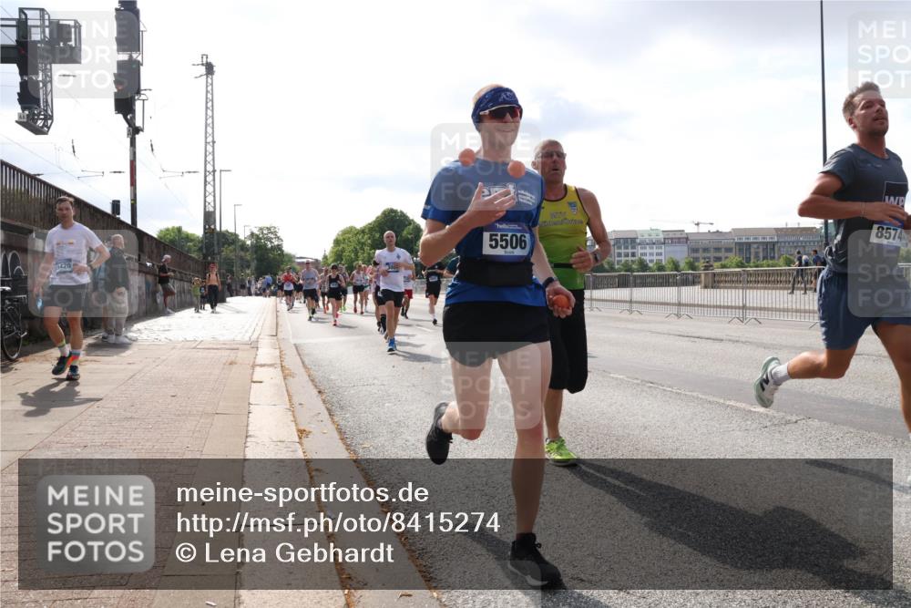 29.06.2025 - hella hamburg halbmarathon Lena Gebhardt http://msf.ph/oto/8415274 29.06.2025 09:50:51 Lombardsbrücke 15420, 5506, 8574, 1209, 1256, 1358, 1441, 1677, 1688, 1697, 1700, 1882, 1962, 2546, 2579, 2675, 2719, 2826, 3056, 3626, 3947, 4205, 4229, 4380, 4398, 4888, 4893, 5026, 5087, 5275, 5387, 5472, 5506, 5508, 5745, 5752, 5916, 6080, 6429, 6458, 6529, 6639, 6649, 6686, 6687, 7026, 7110, 7116, 7284, 7635, 8091, 8122, 8450, 8574, 8958, 8966, 9017, 9116, 9365, 9380, 9833, 10064, 10193, 10218, 10415, 10469, 10783, 10922, 11281, 11284, 11305, 11379 meine-sportfotos.de