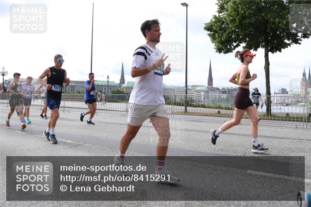 29.06.2025 - hella hamburg halbmarathon Lena Gebhardt http://msf.ph/oto/8415291 29.06.2025 10:17:32 Lombardsbrücke 154, 7011, 1015, 1083, 1137, 1204, 1274, 1298, 1348, 1356, 1458, 1477, 1749, 1795, 2094, 2259, 2305, 2548, 2860, 2908, 3138, 3210, 3292, 3464, 3466, 3802, 3803, 4194, 4218, 4852, 5002, 5023, 5390, 5611, 5733, 5929, 5930, 5995, 6126, 6128, 6254, 6336, 6352, 6520, 6522, 6786, 7011, 7258, 7291, 7410, 7413, 7445, 7566, 7647, 7844, 7945, 8144, 8210, 8253, 8309, 8351, 8433, 8558, 8895, 8983, 9152, 9259, 9400, 9798, 9848 meine-sportfotos.de