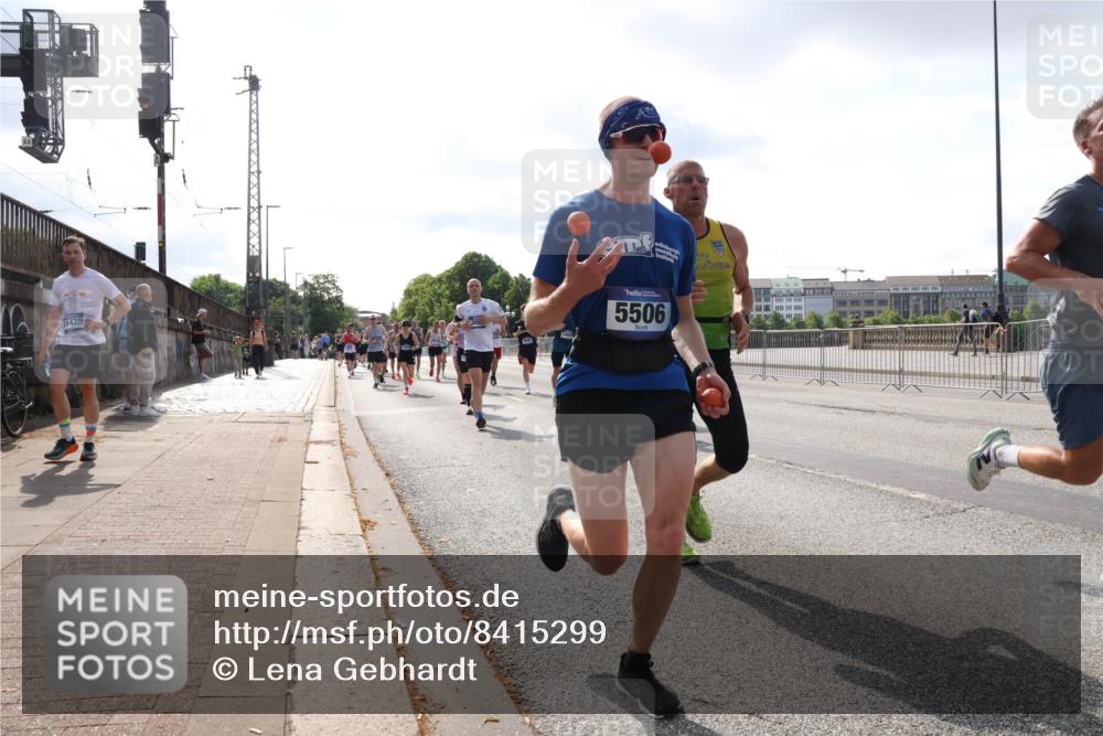 29.06.2025 - hella hamburg halbmarathon Lena Gebhardt http://msf.ph/oto/8415299 29.06.2025 09:50:51 Lombardsbrücke 15420, 5506, 1209, 1256, 1358, 1441, 1677, 1688, 1697, 1700, 1882, 1962, 2546, 2579, 2675, 2719, 2826, 3056, 3626, 3947, 4205, 4229, 4380, 4398, 4888, 4893, 5026, 5087, 5275, 5387, 5472, 5506, 5508, 5745, 5752, 5916, 6080, 6429, 6458, 6529, 6639, 6649, 6686, 6687, 7026, 7110, 7116, 7284, 7635, 8091, 8122, 8450, 8574, 8958, 8966, 9017, 9116, 9365, 9380, 9833, 10064, 10193, 10218, 10415, 10469, 10783, 10922, 11281, 11284, 11305, 11379 meine-sportfotos.de