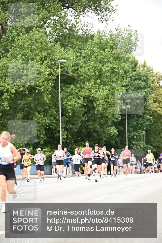 29.06.2025 - hella hamburg halbmarathon Dr. Thomas Lammeyer http://msf.ph/oto/8415309 29.06.2025 10:45:17 Kennedybrücke 1018, 1075, 1323, 2042, 3293, 3306, 4044, 4906, 5753, 6076, 6088, 6098, 6163, 6806, 7108, 7293, 7585, 7829, 7956, 8378, 8429, 8430, 8878, 9237, 9962, 10269, 10644, 10920, 10940, 11053, 11176 meine-sportfotos.de