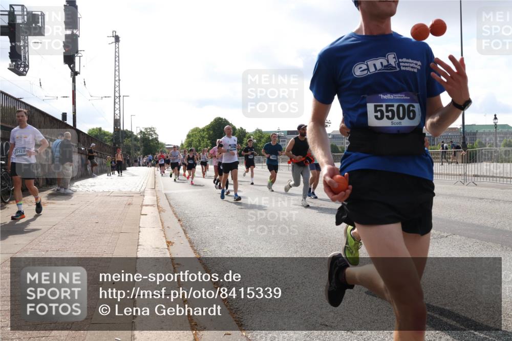 29.06.2025 - hella hamburg halbmarathon Lena Gebhardt http://msf.ph/oto/8415339 29.06.2025 09:50:51 Lombardsbrücke 15420, 5506, 1209, 1256, 1358, 1441, 1677, 1688, 1697, 1700, 1882, 1962, 2546, 2579, 2675, 2719, 2826, 3056, 3626, 3947, 4205, 4229, 4380, 4398, 4888, 4893, 5026, 5087, 5275, 5387, 5472, 5506, 5508, 5745, 5752, 5916, 6080, 6429, 6458, 6529, 6639, 6649, 6686, 6687, 7026, 7110, 7116, 7284, 7635, 8091, 8122, 8450, 8574, 8958, 8966, 9017, 9116, 9365, 9380, 9833, 10064, 10193, 10218, 10415, 10469, 10783, 10922, 11281, 11284, 11305, 11379 meine-sportfotos.de