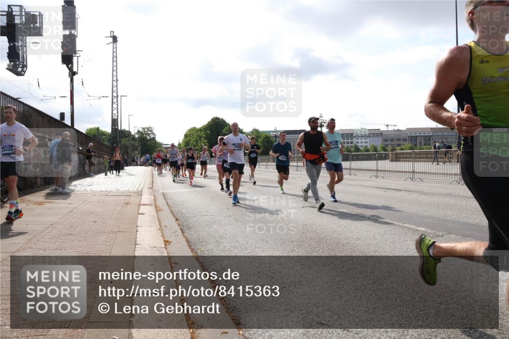 29.06.2025 - hella hamburg halbmarathon Lena Gebhardt http://msf.ph/oto/8415363 29.06.2025 09:50:51 Lombardsbrücke 15420, 3056, 14924, 1209, 1256, 1358, 1441, 1677, 1688, 1697, 1700, 1882, 1962, 2546, 2579, 2675, 2719, 2826, 3056, 3626, 3947, 4205, 4229, 4380, 4398, 4888, 4893, 5026, 5087, 5275, 5387, 5472, 5506, 5508, 5745, 5752, 5916, 6080, 6429, 6458, 6529, 6639, 6649, 6686, 6687, 7026, 7110, 7116, 7284, 7635, 8091, 8122, 8450, 8574, 8958, 8966, 9017, 9116, 9365, 9380, 9833, 10064, 10193, 10218, 10415, 10469, 10783, 10922, 11281, 11284, 11305, 11379 meine-sportfotos.de