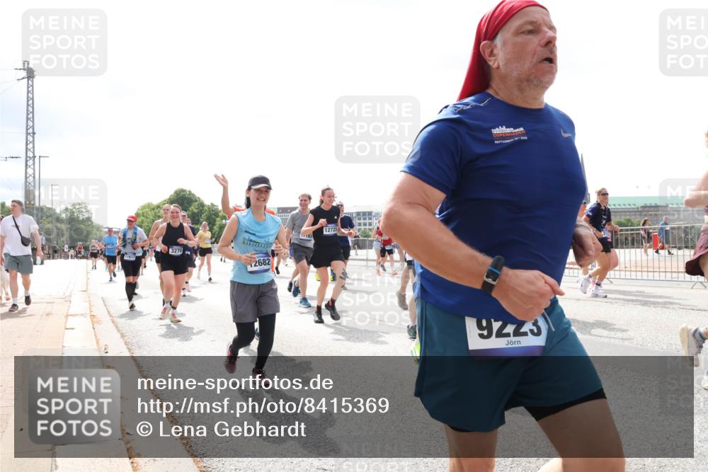 29.06.2025 - hella hamburg halbmarathon Lena Gebhardt http://msf.ph/oto/8415369 29.06.2025 10:42:15 Lombardsbrücke 11617, 3276, 2682, 183, 12725, 9223, 1039, 1150, 1360, 1624, 1648, 1712, 1752, 1929, 1957, 2069, 2134, 2145, 2523, 2580, 2974, 3276, 3326, 3459, 3460, 3568, 3605, 4329, 4353, 4735, 4736, 4885, 4891, 4892, 5403, 5419, 5432, 5671, 5810, 6136, 6137, 6153, 6320, 6430, 6436, 6618, 6828, 6837, 6846, 6917, 7040, 7260, 7357, 7477, 7557, 7666, 7955, 8014, 8443, 8459, 8525, 8526, 8712, 8816, 8908, 9008, 9223, 9370, 9467, 9980, 10027, 10532, 10623 meine-sportfotos.de
