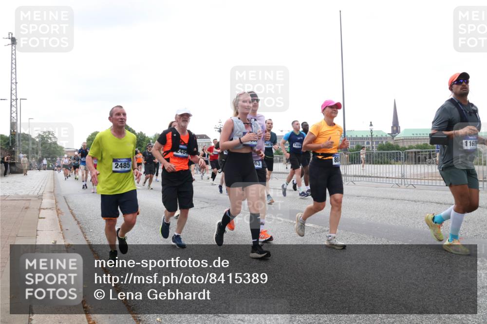 29.06.2025 - hella hamburg halbmarathon Lena Gebhardt http://msf.ph/oto/8415389 29.06.2025 10:51:33 Lombardsbrücke 2485, 2484, 900, 16678, 13598, 63, 804, 11609, 1203, 1404, 1478, 1617, 1997, 2202, 2308, 2380, 2484, 2485, 2593, 2736, 2778, 3240, 3934, 3991, 4156, 4652, 4713, 4748, 4808, 4878, 4920, 5291, 5357, 5394, 5530, 5534, 5716, 5717, 6007, 6091, 6604, 6885, 6945, 6947, 6954, 6961, 7012, 7769, 7841, 7871, 7992, 8040, 8125, 8399, 8410, 8672, 9166, 9167, 9220, 9340, 9462, 9582, 9583, 9594, 9673, 9763, 10496, 10521, 10693, 10830, 11034, 11268, 11575, 11875, 12065 meine-sportfotos.de
