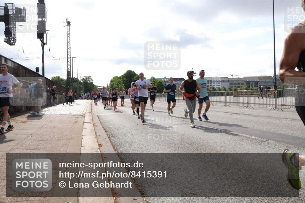 29.06.2025 - hella hamburg halbmarathon Lena Gebhardt http://msf.ph/oto/8415391 29.06.2025 09:50:51 Lombardsbrücke 5420, 305, 5556, 1209, 1256, 1358, 1441, 1677, 1688, 1697, 1700, 1882, 1962, 2546, 2579, 2675, 2719, 2826, 3056, 3626, 3947, 4205, 4229, 4380, 4398, 4888, 4893, 5026, 5087, 5275, 5387, 5472, 5506, 5508, 5745, 5752, 5916, 6080, 6429, 6458, 6529, 6639, 6649, 6686, 6687, 7026, 7110, 7116, 7284, 7635, 8091, 8122, 8450, 8574, 8958, 8966, 9017, 9116, 9365, 9380, 9833, 10064, 10193, 10218, 10415, 10469, 10783, 10922, 11281, 11284, 11305, 11379 meine-sportfotos.de