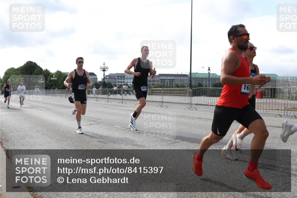 29.06.2025 - hella hamburg halbmarathon Lena Gebhardt http://msf.ph/oto/8415397 29.06.2025 09:40:15 Lombardsbrücke 12678, 6530, 162, 34, 35, 52, 53, 54, 2144, 2659, 3720, 6380, 6530, 9255, 9447, 10650, 11678, 12678, 14302, 14717, 14933, 15495, 16068, 16120, 16245, 16988, 17402, 19075 meine-sportfotos.de