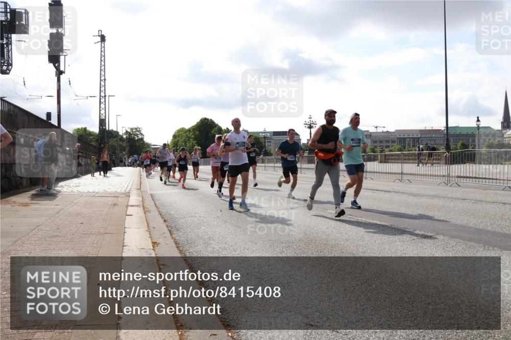 29.06.2025 - hella hamburg halbmarathon Lena Gebhardt http://msf.ph/oto/8415408 29.06.2025 09:50:52 Lombardsbrücke 14274, 3056, 14924, 15556, 1209, 1256, 1358, 1441, 1677, 1688, 1697, 1700, 1882, 1962, 2546, 2579, 2675, 2719, 2826, 3056, 3626, 3947, 4205, 4229, 4380, 4888, 4889, 4893, 5026, 5087, 5275, 5387, 5472, 5506, 5508, 5745, 5752, 5916, 6080, 6429, 6458, 6529, 6639, 6649, 6686, 6687, 7026, 7110, 7116, 7284, 7635, 8091, 8122, 8574, 8958, 8966, 9116, 9365, 9380, 9833, 10064, 10193, 10218, 10415, 10469, 10783, 10922, 11281, 11284, 11305, 11379 meine-sportfotos.de