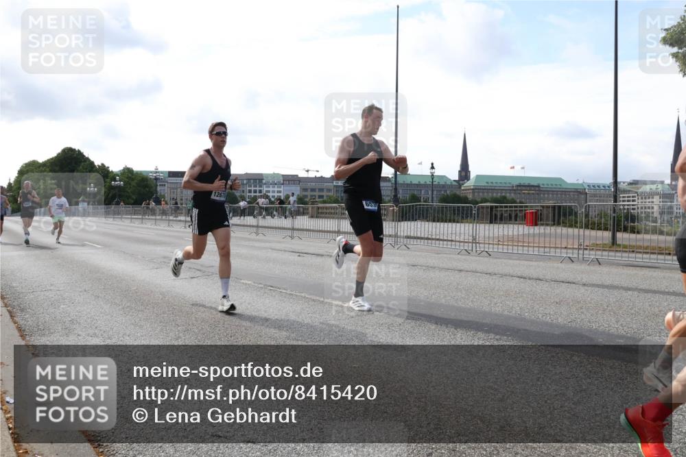 29.06.2025 - hella hamburg halbmarathon Lena Gebhardt http://msf.ph/oto/8415420 29.06.2025 09:40:15 Lombardsbrücke 6447, 1267, 6530, 34, 35, 52, 53, 54, 2144, 2659, 3720, 6380, 6530, 9255, 9447, 10650, 11678, 12678, 14302, 14717, 14933, 15495, 16068, 16120, 16245, 16988, 17402, 19075 meine-sportfotos.de