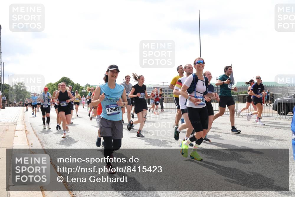 29.06.2025 - hella hamburg halbmarathon Lena Gebhardt http://msf.ph/oto/8415423 29.06.2025 10:42:15 Lombardsbrücke 11617, 3276, 12682, 171, 2725, 1039, 1150, 1360, 1624, 1648, 1712, 1752, 1929, 1957, 2069, 2134, 2145, 2523, 2580, 2974, 3276, 3326, 3459, 3460, 3568, 3605, 4329, 4353, 4735, 4736, 4885, 4891, 4892, 5403, 5419, 5432, 5671, 5810, 6136, 6137, 6153, 6320, 6430, 6436, 6618, 6828, 6837, 6846, 6917, 7040, 7260, 7357, 7477, 7557, 7666, 7955, 8014, 8443, 8459, 8525, 8526, 8712, 8816, 8908, 9008, 9223, 9370, 9467, 9980, 10027, 10532, 10623 meine-sportfotos.de