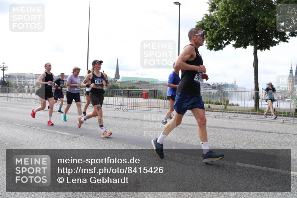 29.06.2025 - hella hamburg halbmarathon Lena Gebhardt http://msf.ph/oto/8415426 29.06.2025 10:17:33 Lombardsbrücke 1546, 1762, 701, 1015, 1083, 1137, 1204, 1274, 1298, 1356, 1458, 1477, 1749, 1795, 2094, 2259, 2305, 2548, 2860, 2908, 3138, 3210, 3292, 3464, 3466, 3802, 3803, 4194, 4218, 4852, 5002, 5023, 5290, 5390, 5611, 5733, 5929, 5930, 5995, 6126, 6128, 6254, 6336, 6352, 6520, 6522, 6786, 7011, 7258, 7291, 7410, 7413, 7445, 7566, 7647, 7844, 7945, 8144, 8210, 8253, 8309, 8351, 8433, 8558, 8895, 8983, 9152, 9259, 9400, 9798, 9848, 10174 meine-sportfotos.de