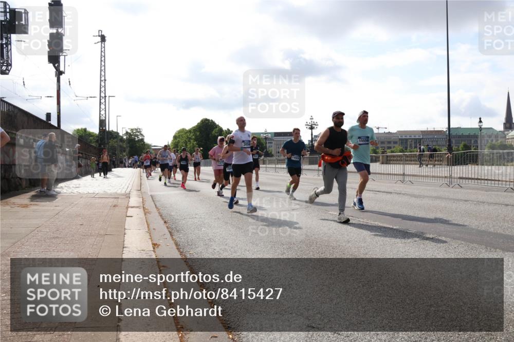 29.06.2025 - hella hamburg halbmarathon Lena Gebhardt http://msf.ph/oto/8415427 29.06.2025 09:50:52 Lombardsbrücke 14274, 3056, 15556, 1209, 1256, 1358, 1441, 1677, 1688, 1697, 1700, 1882, 1962, 2546, 2579, 2675, 2719, 2826, 3056, 3626, 3947, 4205, 4229, 4380, 4888, 4889, 4893, 5026, 5087, 5275, 5387, 5472, 5506, 5508, 5745, 5752, 5916, 6080, 6429, 6458, 6529, 6639, 6649, 6686, 6687, 7026, 7110, 7116, 7284, 7635, 8091, 8122, 8574, 8958, 8966, 9116, 9365, 9380, 9833, 10064, 10193, 10218, 10415, 10469, 10783, 10922, 11281, 11284, 11305, 11379 meine-sportfotos.de