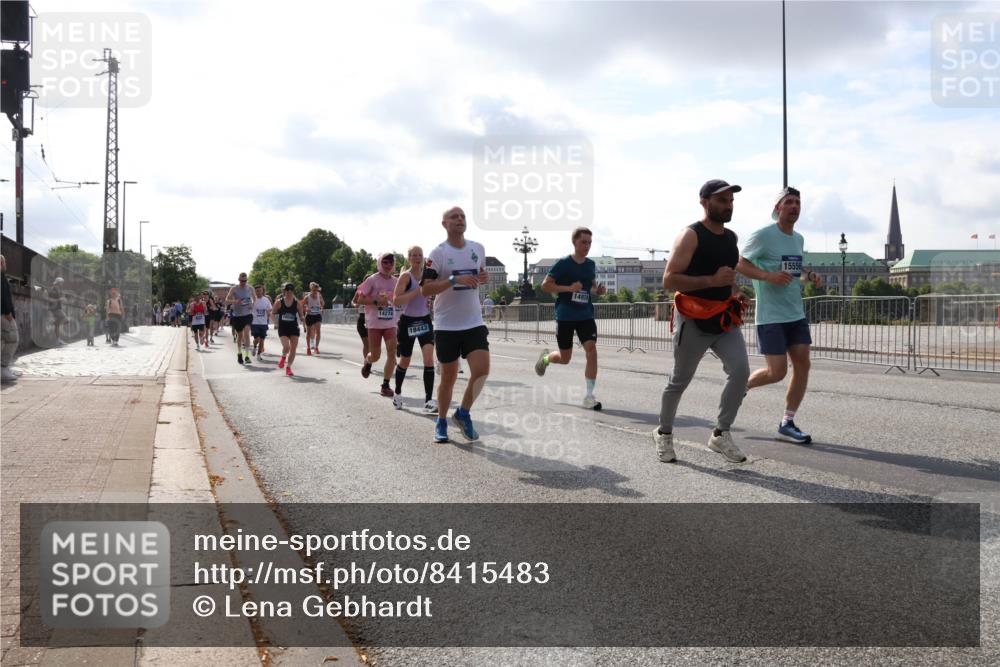 29.06.2025 - hella hamburg halbmarathon Lena Gebhardt http://msf.ph/oto/8415483 29.06.2025 09:50:52 Lombardsbrücke 18442, 14924, 15556, 1209, 1256, 1358, 1441, 1677, 1688, 1697, 1700, 1882, 1962, 2546, 2579, 2675, 2719, 2826, 3056, 3626, 3947, 4205, 4229, 4380, 4888, 4889, 4893, 5026, 5087, 5275, 5387, 5472, 5506, 5508, 5745, 5752, 5916, 6080, 6429, 6458, 6529, 6639, 6649, 6686, 6687, 7026, 7110, 7116, 7284, 7635, 8091, 8122, 8574, 8958, 8966, 9116, 9365, 9380, 9833, 10064, 10193, 10218, 10415, 10469, 10783, 10922, 11281, 11284, 11305, 11379 meine-sportfotos.de