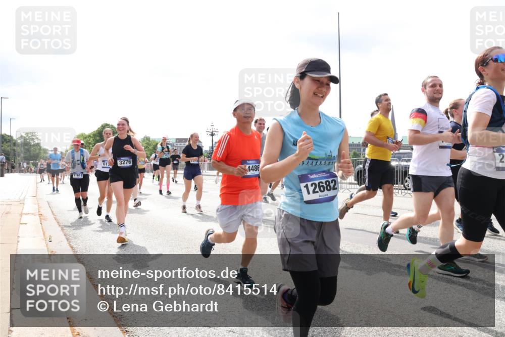 29.06.2025 - hella hamburg halbmarathon Lena Gebhardt http://msf.ph/oto/8415514 29.06.2025 10:42:15 Lombardsbrücke 11617, 61, 3276, 4486, 12682, 2, 1039, 1150, 1360, 1624, 1648, 1712, 1752, 1929, 1957, 2069, 2134, 2145, 2523, 2580, 2974, 3276, 3326, 3459, 3460, 3568, 3605, 4329, 4353, 4735, 4736, 4885, 4891, 4892, 5403, 5419, 5432, 5671, 5810, 6136, 6137, 6153, 6320, 6430, 6436, 6618, 6828, 6837, 6846, 6917, 7040, 7260, 7357, 7477, 7557, 7666, 7955, 8014, 8443, 8459, 8525, 8526, 8712, 8816, 8908, 9008, 9223, 9370, 9467, 9980, 10027, 10532, 10623 meine-sportfotos.de