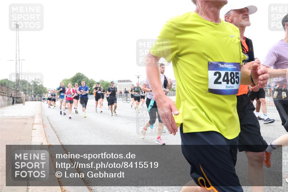 29.06.2025 - hella hamburg halbmarathon Lena Gebhardt http://msf.ph/oto/8415519 29.06.2025 10:51:35 Lombardsbrücke 2485, 1478, 1617, 1997, 2202, 2308, 2380, 2484, 2485, 2593, 2736, 2778, 3240, 3934, 3991, 4156, 4652, 4713, 4748, 4808, 4878, 4920, 5291, 5357, 5394, 5530, 5534, 5716, 5717, 6007, 6091, 6604, 6885, 6945, 6947, 6954, 6961, 7012, 7769, 7841, 7871, 7992, 8040, 8125, 8399, 8410, 8672, 9166, 9167, 9220, 9340, 9462, 9582, 9583, 9590, 9594, 9673, 9763, 10496, 10521, 10693, 10830, 11034, 11268, 11575, 11875, 12065 meine-sportfotos.de