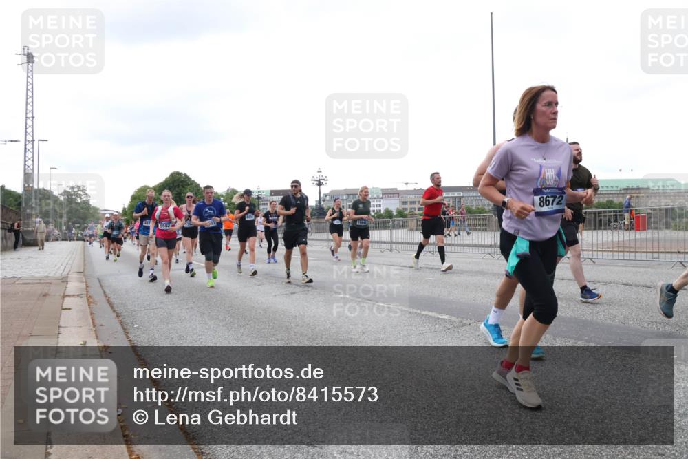 29.06.2025 - hella hamburg halbmarathon Lena Gebhardt http://msf.ph/oto/8415573 29.06.2025 10:51:35 Lombardsbrücke 6091, 9582, 16642, 8672, 1478, 1617, 1997, 2202, 2308, 2380, 2484, 2485, 2593, 2736, 2778, 3240, 3934, 3991, 4156, 4652, 4713, 4748, 4808, 4878, 4920, 5291, 5357, 5394, 5530, 5534, 5716, 5717, 6007, 6091, 6604, 6885, 6945, 6947, 6954, 6961, 7012, 7769, 7841, 7871, 7992, 8040, 8125, 8399, 8410, 8672, 9166, 9167, 9220, 9340, 9462, 9582, 9583, 9590, 9594, 9673, 9763, 10496, 10521, 10693, 10830, 11034, 11268, 11575, 11875, 12065 meine-sportfotos.de