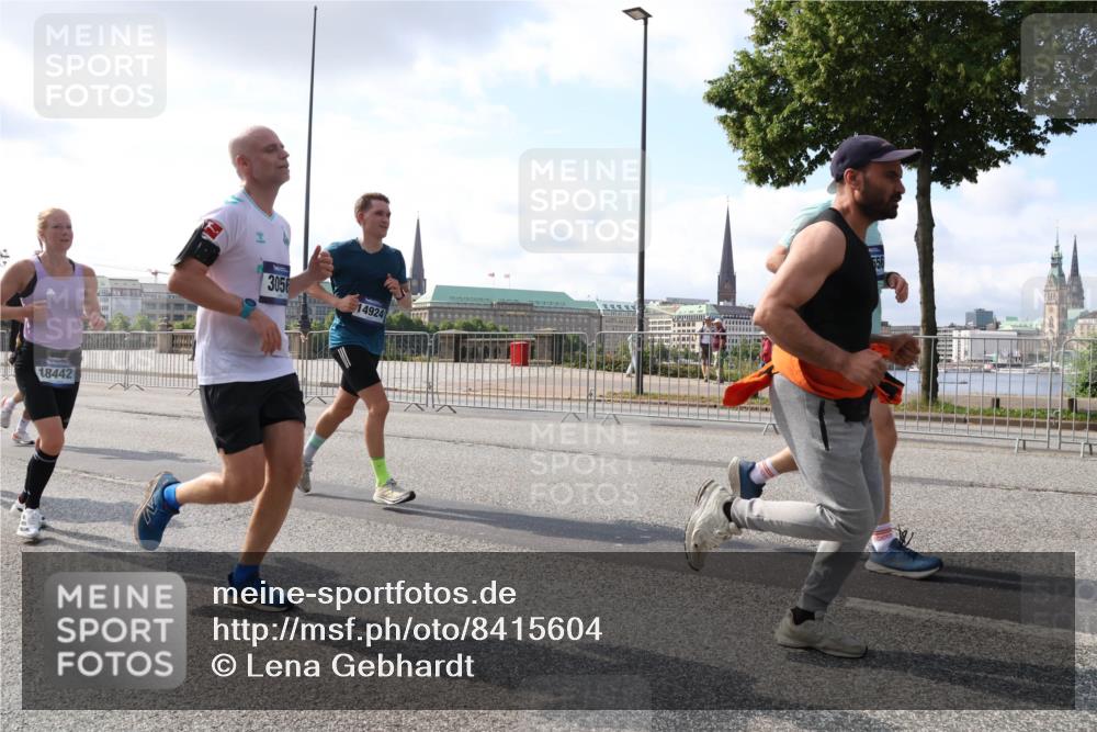 29.06.2025 - hella hamburg halbmarathon Lena Gebhardt http://msf.ph/oto/8415604 29.06.2025 09:50:53 Lombardsbrücke 18442, 3056, 14924, 1209, 1256, 1358, 1441, 1677, 1688, 1697, 1700, 1882, 1962, 2546, 2579, 2675, 2719, 3056, 3626, 3947, 4205, 4229, 4380, 4888, 4889, 4893, 5026, 5087, 5275, 5387, 5472, 5506, 5508, 5745, 5752, 5916, 6080, 6429, 6458, 6529, 6639, 6649, 6686, 6687, 7026, 7110, 7116, 7284, 7635, 8091, 8122, 8319, 8574, 8958, 8966, 9116, 9380, 9833, 10064, 10193, 10218, 10415, 10469, 10783, 10922, 11281, 11284, 11305, 11379 meine-sportfotos.de