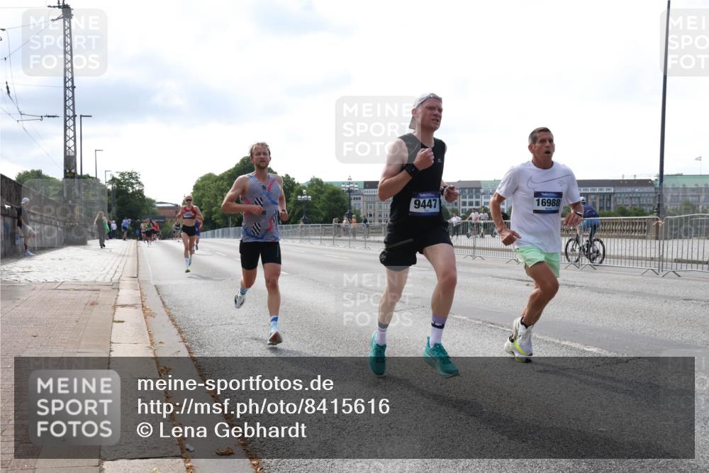 29.06.2025 - hella hamburg halbmarathon Lena Gebhardt http://msf.ph/oto/8415616 29.06.2025 09:40:19 Lombardsbrücke 9447, 16988, 34, 35, 52, 53, 54, 2144, 2659, 3720, 6380, 6530, 9151, 9255, 9447, 10650, 12678, 14302, 14717, 14933, 15495, 16068, 16120, 16245, 16988, 18930, 19075 meine-sportfotos.de