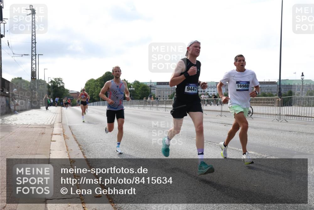 29.06.2025 - hella hamburg halbmarathon Lena Gebhardt http://msf.ph/oto/8415634 29.06.2025 09:40:19 Lombardsbrücke 9447, 16988, 34, 35, 52, 53, 54, 2144, 2659, 3720, 6380, 6530, 9151, 9255, 9447, 10650, 12678, 14302, 14717, 14933, 15495, 16068, 16120, 16245, 16988, 18930, 19075 meine-sportfotos.de