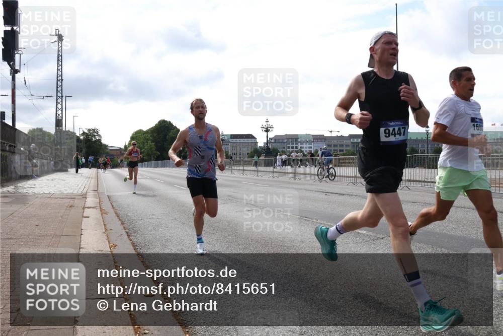 29.06.2025 - hella hamburg halbmarathon Lena Gebhardt http://msf.ph/oto/8415651 29.06.2025 09:40:19 Lombardsbrücke 9447, 1698, 34, 35, 52, 53, 54, 2144, 2659, 3720, 6380, 6530, 9151, 9255, 9447, 10650, 12678, 14302, 14717, 14933, 15495, 16068, 16120, 16245, 16988, 18930, 19075 meine-sportfotos.de