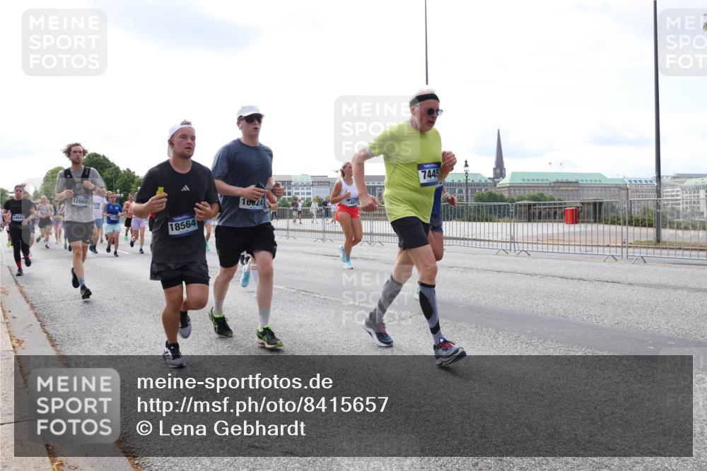 29.06.2025 - hella hamburg halbmarathon Lena Gebhardt http://msf.ph/oto/8415657 29.06.2025 10:17:35 Lombardsbrücke 14648, 12668, 18564, 16824, 7445, 1015, 1083, 1204, 1274, 1298, 1356, 1458, 1477, 1622, 1749, 1795, 2094, 2259, 2305, 2548, 2860, 2908, 3138, 3210, 3292, 3464, 3466, 3802, 3803, 4194, 4218, 4852, 5002, 5023, 5290, 5390, 5611, 5733, 5929, 5930, 5995, 6126, 6128, 6254, 6336, 6352, 6520, 6522, 6786, 7011, 7258, 7291, 7410, 7413, 7445, 7566, 7647, 7844, 7945, 8144, 8210, 8253, 8309, 8351, 8433, 8558, 8895, 8983, 9152, 9259, 9400, 9798, 9848, 10174 meine-sportfotos.de