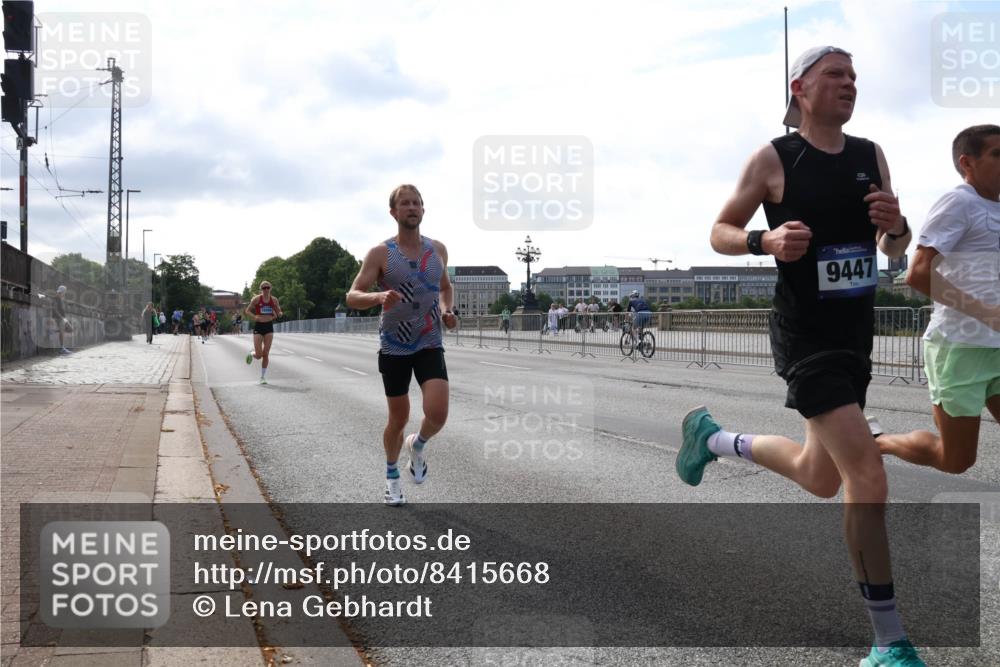 29.06.2025 - hella hamburg halbmarathon Lena Gebhardt http://msf.ph/oto/8415668 29.06.2025 09:40:19 Lombardsbrücke 9447, 34, 35, 52, 53, 54, 2144, 2659, 3720, 6380, 6530, 9151, 9255, 9447, 10650, 12678, 14302, 14717, 14933, 15495, 16068, 16120, 16245, 16988, 18930, 19075 meine-sportfotos.de