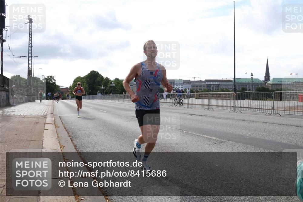 29.06.2025 - hella hamburg halbmarathon Lena Gebhardt http://msf.ph/oto/8415686 29.06.2025 09:40:19 Lombardsbrücke 34, 35, 52, 53, 54, 2144, 2659, 3720, 6380, 6530, 9151, 9255, 9447, 10650, 12678, 14302, 14717, 14933, 15495, 16068, 16120, 16245, 16988, 18930, 19075 meine-sportfotos.de