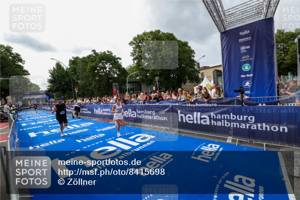 29.06.2025 - hella hamburg halbmarathon Zöllner http://msf.ph/oto/8415698 29.06.2025 10:26:47 Ziel 1065, 10848, 19076 meine-sportfotos.de