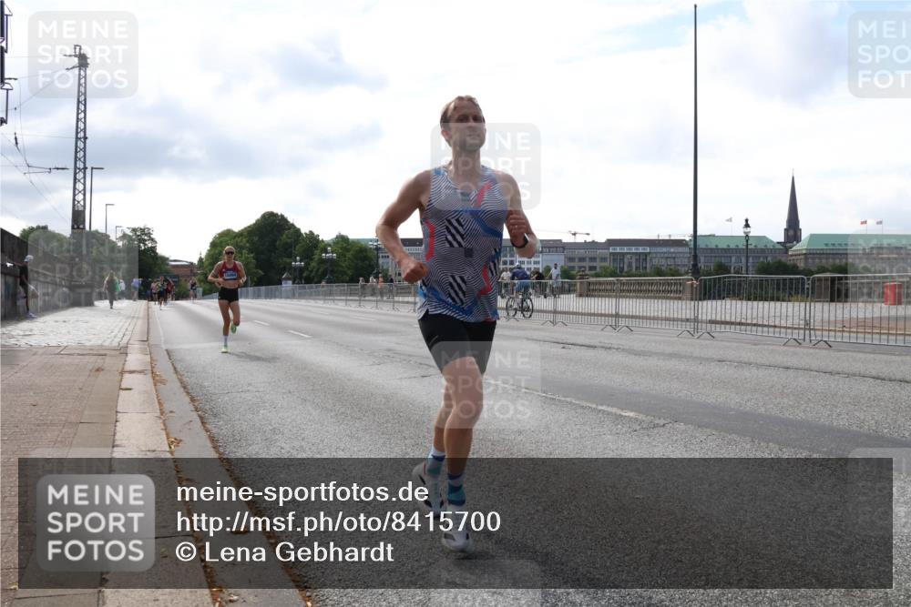 29.06.2025 - hella hamburg halbmarathon Lena Gebhardt http://msf.ph/oto/8415700 29.06.2025 09:40:20 Lombardsbrücke 34, 35, 52, 53, 54, 2144, 2659, 3720, 6380, 6530, 9151, 9255, 9447, 10650, 12678, 14302, 14717, 14933, 15495, 16068, 16120, 16245, 16988, 18930, 19075 meine-sportfotos.de