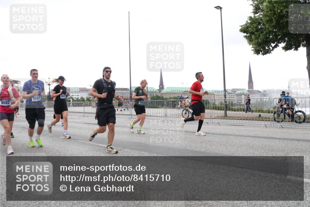 29.06.2025 - hella hamburg halbmarathon Lena Gebhardt http://msf.ph/oto/8415710 29.06.2025 10:51:37 Lombardsbrücke 9582, 9583, 6091, 16642, 1478, 1617, 1997, 2202, 2308, 2380, 2484, 2485, 2593, 2736, 2778, 3240, 3991, 4156, 4652, 4713, 4748, 4808, 4878, 4920, 5291, 5357, 5394, 5530, 5534, 5716, 5717, 6007, 6091, 6604, 6885, 6945, 6947, 6954, 6961, 7012, 7769, 7841, 7871, 7992, 8040, 8125, 8399, 8410, 8672, 9166, 9167, 9220, 9340, 9462, 9582, 9583, 9590, 9594, 9673, 9763, 10496, 10521, 10693, 10830, 11034, 11268, 11575, 11875, 12065 meine-sportfotos.de