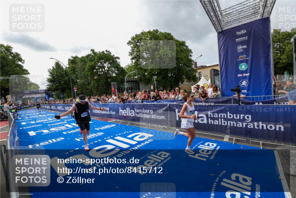 29.06.2025 - hella hamburg halbmarathon Zöllner http://msf.ph/oto/8415712 29.06.2025 10:26:48 Ziel 1065, 10848, 19076 meine-sportfotos.de