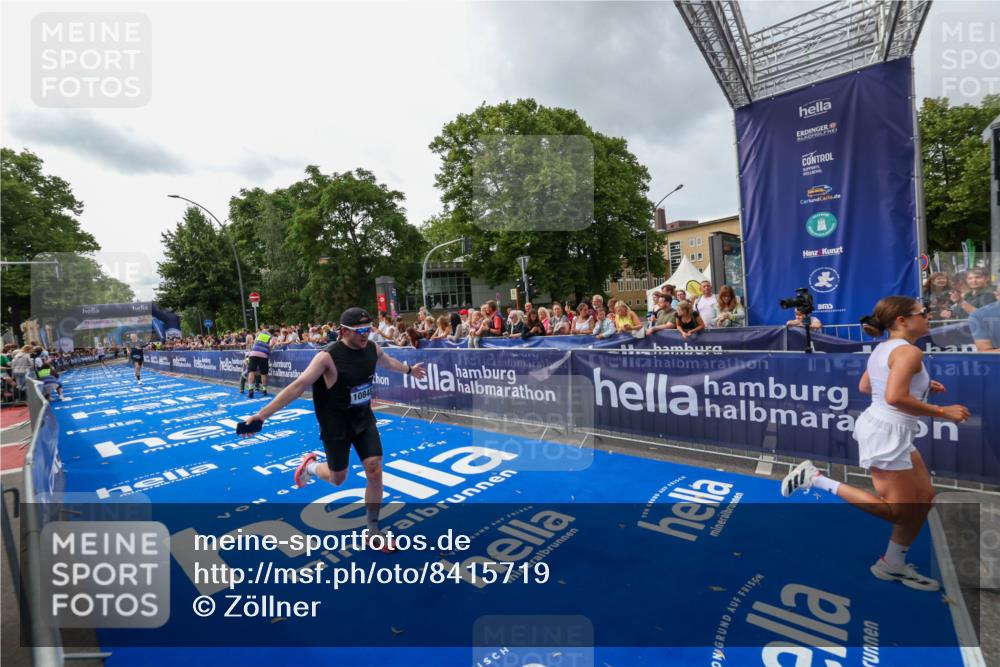 29.06.2025 - hella hamburg halbmarathon Zöllner http://msf.ph/oto/8415719 29.06.2025 10:26:48 Ziel 1065, 10848, 19076 meine-sportfotos.de