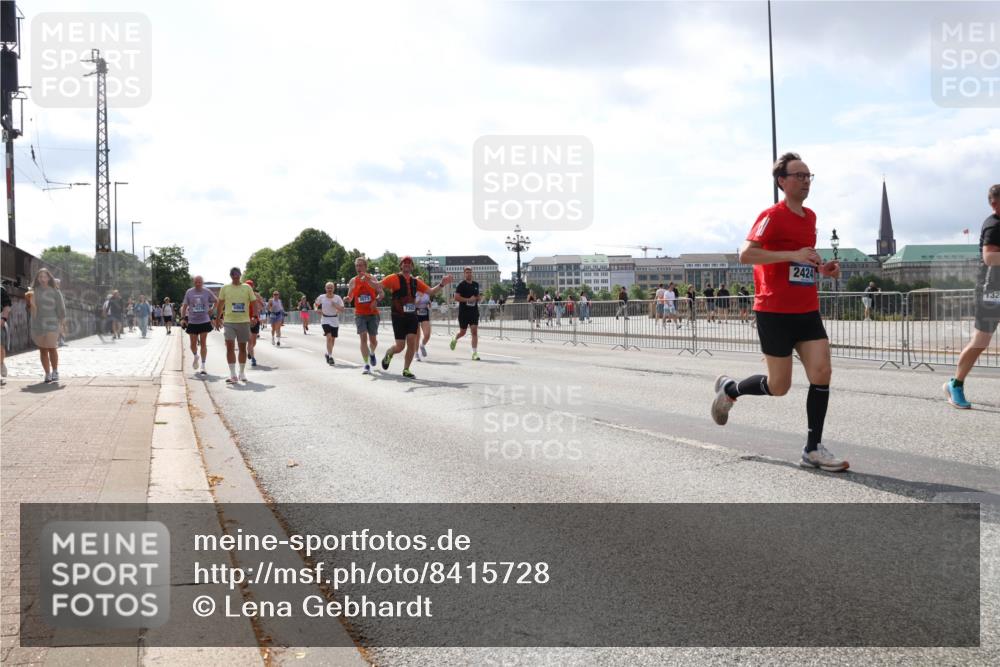 29.06.2025 - hella hamburg halbmarathon Lena Gebhardt http://msf.ph/oto/8415728 29.06.2025 10:05:07 Lombardsbrücke 5864, 3071, 2424, 1126, 1316, 1347, 1559, 1863, 2288, 2424, 2463, 2628, 2698, 3071, 3413, 3578, 4220, 4293, 4394, 4538, 4951, 5869, 6059, 6311, 6907, 6908, 7302, 7826, 8049, 8089, 8999, 9007, 9019, 9075, 9165, 9559, 9680, 10100, 10694, 10709, 10834, 11088, 11551, 11595, 12125, 12557, 13221, 13242, 13327, 13533, 13717, 14203, 15532, 16092, 16134, 16357, 16478, 16579, 16847, 16995, 17112, 17707, 17814, 17818, 18189, 18616, 18617, 19034 meine-sportfotos.de