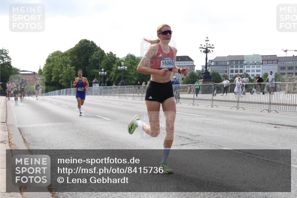 29.06.2025 - hella hamburg halbmarathon Lena Gebhardt http://msf.ph/oto/8415736 29.06.2025 09:40:21 Lombardsbrücke 915, 16068, 34, 35, 52, 53, 54, 2144, 2659, 3720, 6380, 6530, 9151, 9255, 9447, 10650, 11210, 12678, 14302, 14717, 14933, 15495, 16068, 16120, 16245, 16988, 18930, 19075 meine-sportfotos.de
