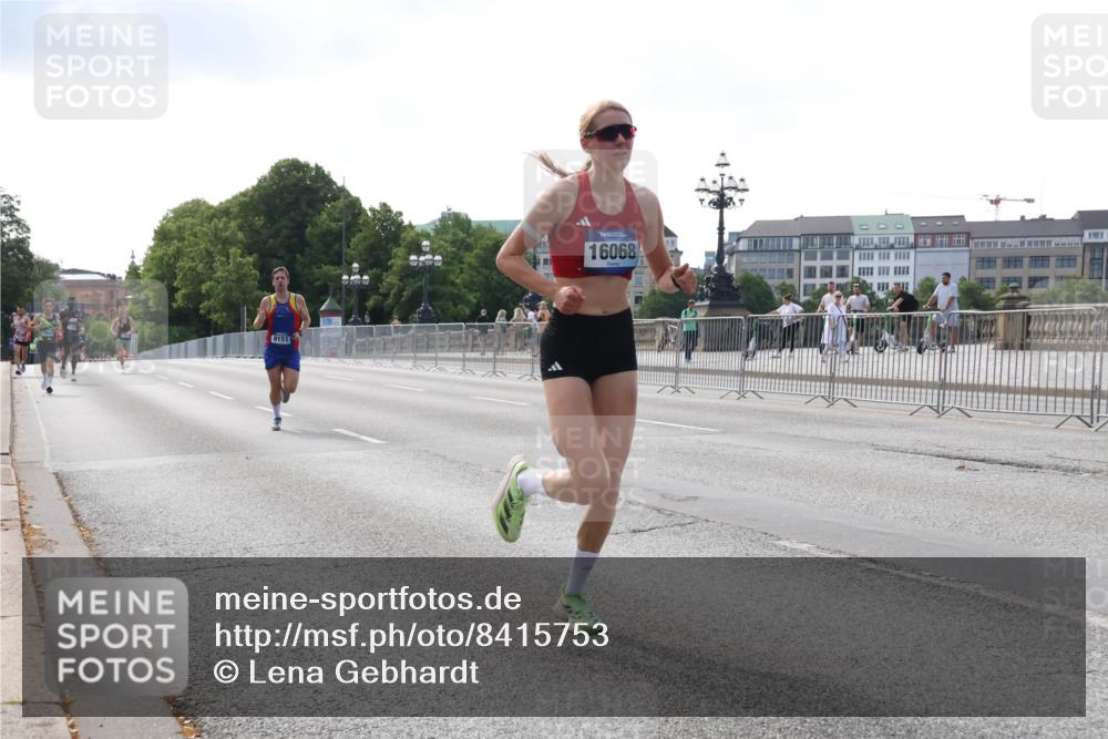 29.06.2025 - hella hamburg halbmarathon Lena Gebhardt http://msf.ph/oto/8415753 29.06.2025 09:40:21 Lombardsbrücke 9151, 16068, 34, 35, 52, 53, 54, 2144, 2659, 3720, 6380, 6530, 9151, 9255, 9447, 10650, 11210, 12678, 14302, 14717, 14933, 15495, 16068, 16120, 16245, 16988, 18930, 19075 meine-sportfotos.de