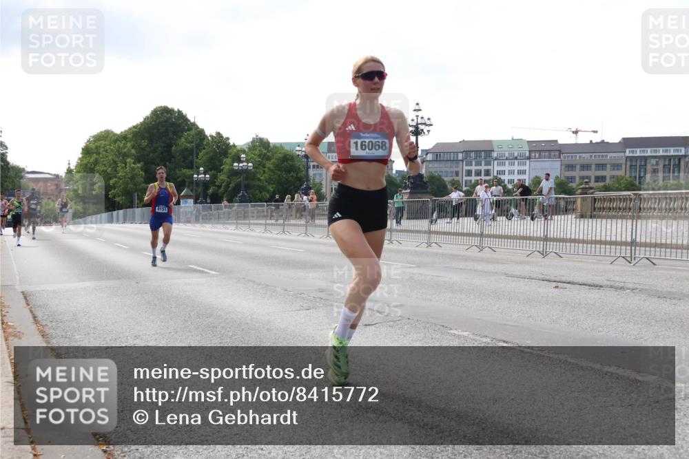 29.06.2025 - hella hamburg halbmarathon Lena Gebhardt http://msf.ph/oto/8415772 29.06.2025 09:40:21 Lombardsbrücke 9151, 16068, 34, 35, 52, 53, 54, 2144, 2659, 3720, 6380, 6530, 9151, 9255, 9447, 10650, 11210, 12678, 14302, 14717, 14933, 15495, 16068, 16120, 16245, 16988, 18930, 19075 meine-sportfotos.de