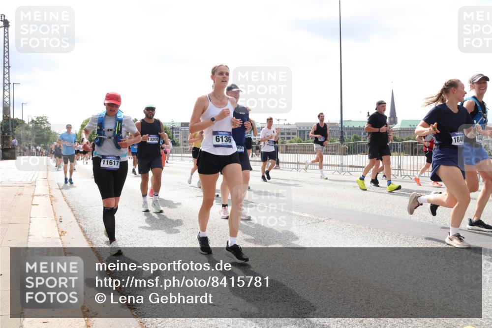 29.06.2025 - hella hamburg halbmarathon Lena Gebhardt http://msf.ph/oto/8415781 29.06.2025 10:42:17 Lombardsbrücke 14381, 11617, 134, 13205, 6136, 08, 5837, 1840, 184, 1039, 1150, 1360, 1624, 1648, 1712, 1752, 1929, 1957, 1994, 2069, 2134, 2145, 2523, 2538, 2580, 2974, 3276, 3326, 3459, 3460, 3568, 3605, 3874, 4329, 4353, 4735, 4736, 4778, 4885, 4891, 4892, 5403, 5419, 5671, 5810, 6136, 6137, 6153, 6430, 6436, 6828, 6837, 6846, 6917, 7040, 7260, 7357, 7557, 7666, 7955, 8014, 8459, 8525, 8526, 8712, 8816, 8908, 9008, 9223, 9370, 9467, 9980, 10027, 10532, 10623 meine-sportfotos.de