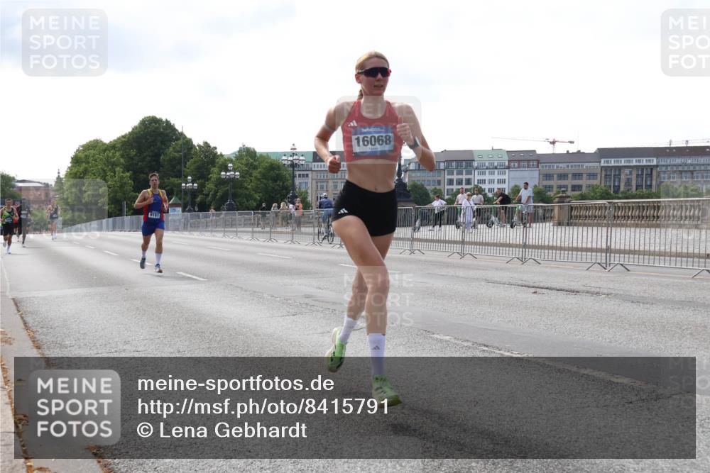 29.06.2025 - hella hamburg halbmarathon Lena Gebhardt http://msf.ph/oto/8415791 29.06.2025 09:40:21 Lombardsbrücke 9151, 16068, 34, 35, 52, 53, 54, 2144, 2659, 3720, 6380, 6530, 9151, 9255, 9447, 10650, 11210, 12678, 14302, 14717, 14933, 15495, 16068, 16120, 16245, 16988, 18930, 19075 meine-sportfotos.de