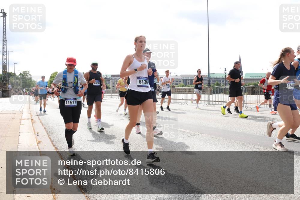 29.06.2025 - hella hamburg halbmarathon Lena Gebhardt http://msf.ph/oto/8415806 29.06.2025 10:42:18 Lombardsbrücke 11617, 3205, 6136, 1840, 1039, 1150, 1360, 1624, 1648, 1752, 1929, 1957, 1994, 2069, 2134, 2145, 2523, 2538, 2580, 2974, 3276, 3326, 3459, 3460, 3568, 3605, 3874, 4329, 4353, 4735, 4736, 4778, 4885, 4891, 4892, 5403, 5419, 5671, 5810, 6136, 6137, 6153, 6430, 6436, 6828, 6837, 6846, 6917, 7040, 7260, 7357, 7557, 7666, 7955, 8014, 8459, 8525, 8526, 8712, 8816, 8908, 9008, 9223, 9370, 9467, 9980, 10027, 10532, 10623 meine-sportfotos.de