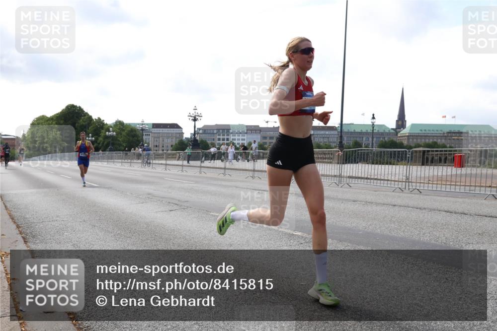 29.06.2025 - hella hamburg halbmarathon Lena Gebhardt http://msf.ph/oto/8415815 29.06.2025 09:40:22 Lombardsbrücke 34, 35, 52, 53, 54, 2144, 2659, 3720, 6380, 6530, 9151, 9255, 9447, 9475, 10650, 11210, 12678, 14302, 14717, 14933, 15495, 16068, 16120, 16245, 16988, 18930, 19075 meine-sportfotos.de