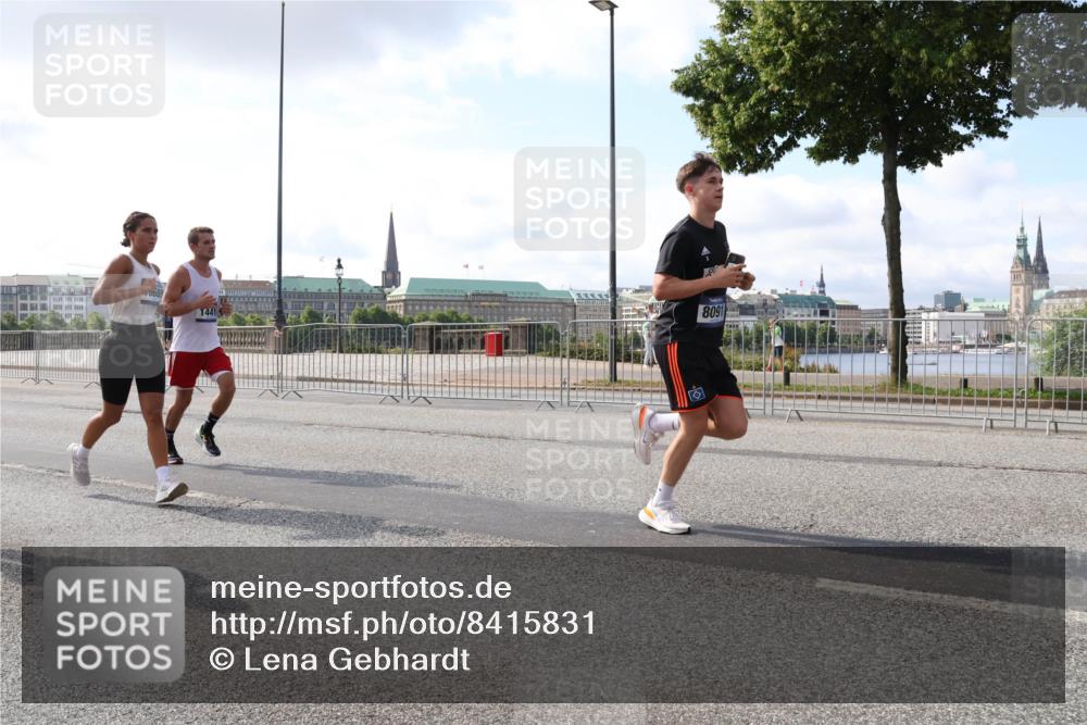 29.06.2025 - hella hamburg halbmarathon Lena Gebhardt http://msf.ph/oto/8415831 29.06.2025 09:50:55 Lombardsbrücke 8091, 1209, 1256, 1358, 1441, 1677, 1697, 1700, 1882, 1962, 2546, 2579, 2675, 2719, 3056, 3626, 3947, 4205, 4229, 4380, 4888, 4889, 4893, 5026, 5087, 5275, 5387, 5472, 5506, 5508, 5745, 5752, 5916, 6080, 6429, 6458, 6529, 6593, 6639, 6686, 6687, 7026, 7110, 7116, 7284, 7635, 8091, 8122, 8319, 8574, 8958, 8966, 9116, 9371, 9380, 9755, 9833, 10064, 10193, 10415, 10469, 10783, 10922, 11281, 11284, 11305, 11379, 12153 meine-sportfotos.de