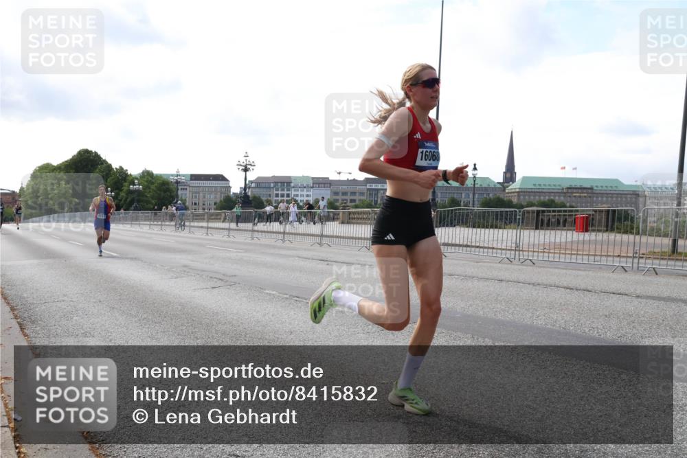 29.06.2025 - hella hamburg halbmarathon Lena Gebhardt http://msf.ph/oto/8415832 29.06.2025 09:40:22 Lombardsbrücke 9151, 16068, 34, 35, 52, 53, 54, 2144, 2659, 3720, 6380, 6530, 9151, 9255, 9447, 9475, 10650, 11210, 12678, 14302, 14717, 14933, 15495, 16068, 16120, 16245, 16988, 18930, 19075 meine-sportfotos.de